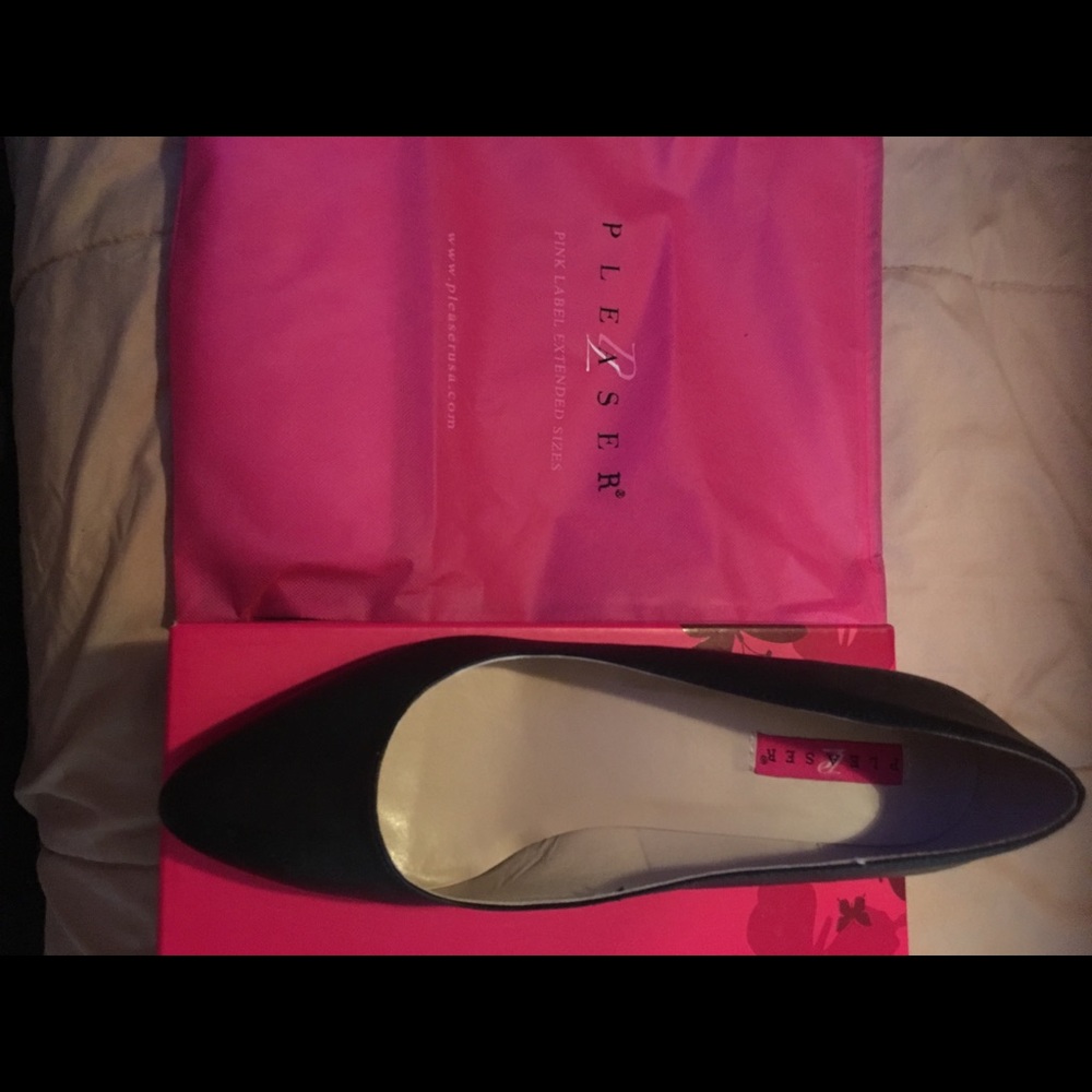 Black sexy pump with small heel